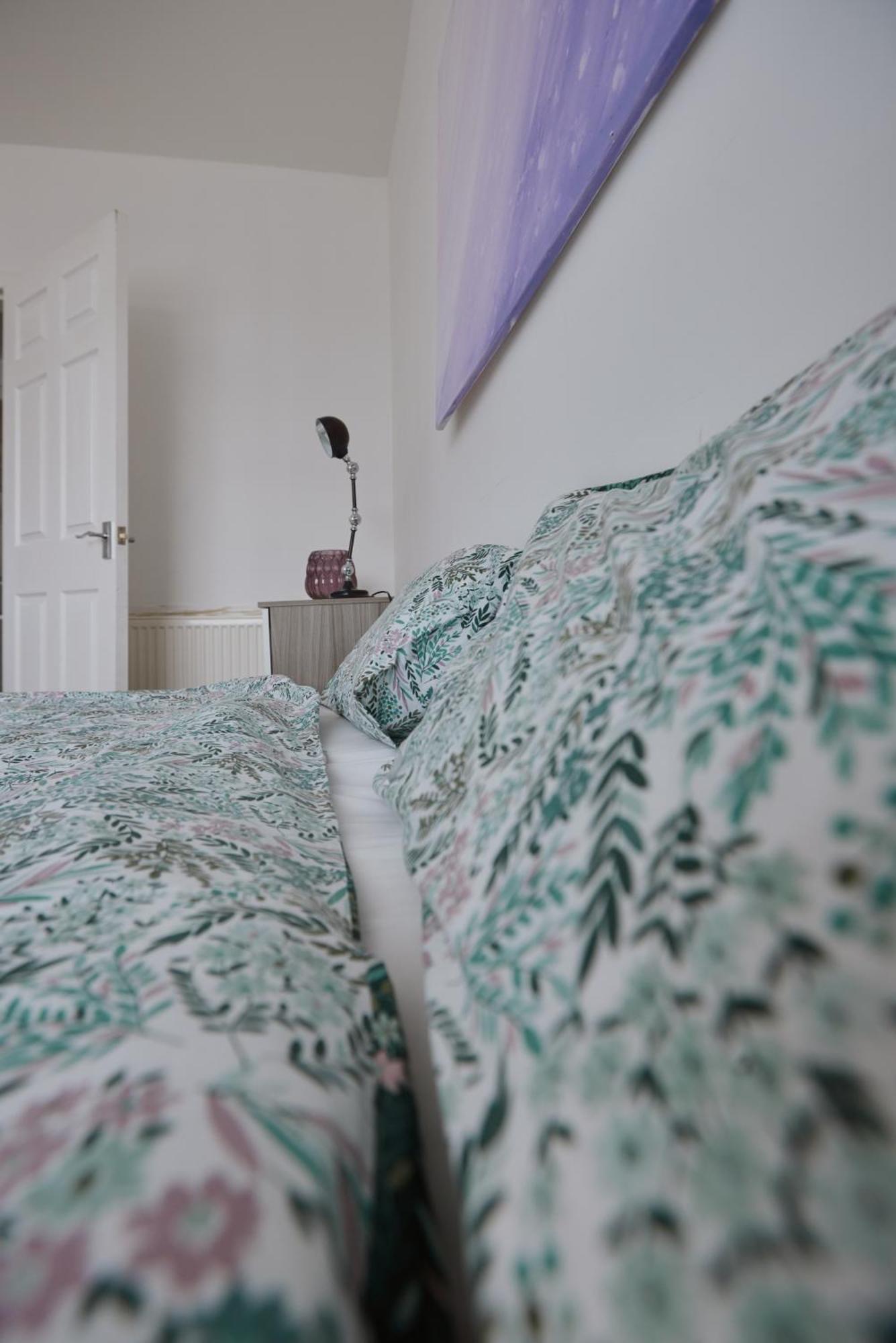 Modern And Vibrantly Designed Apartment Motherwell Luaran gambar
