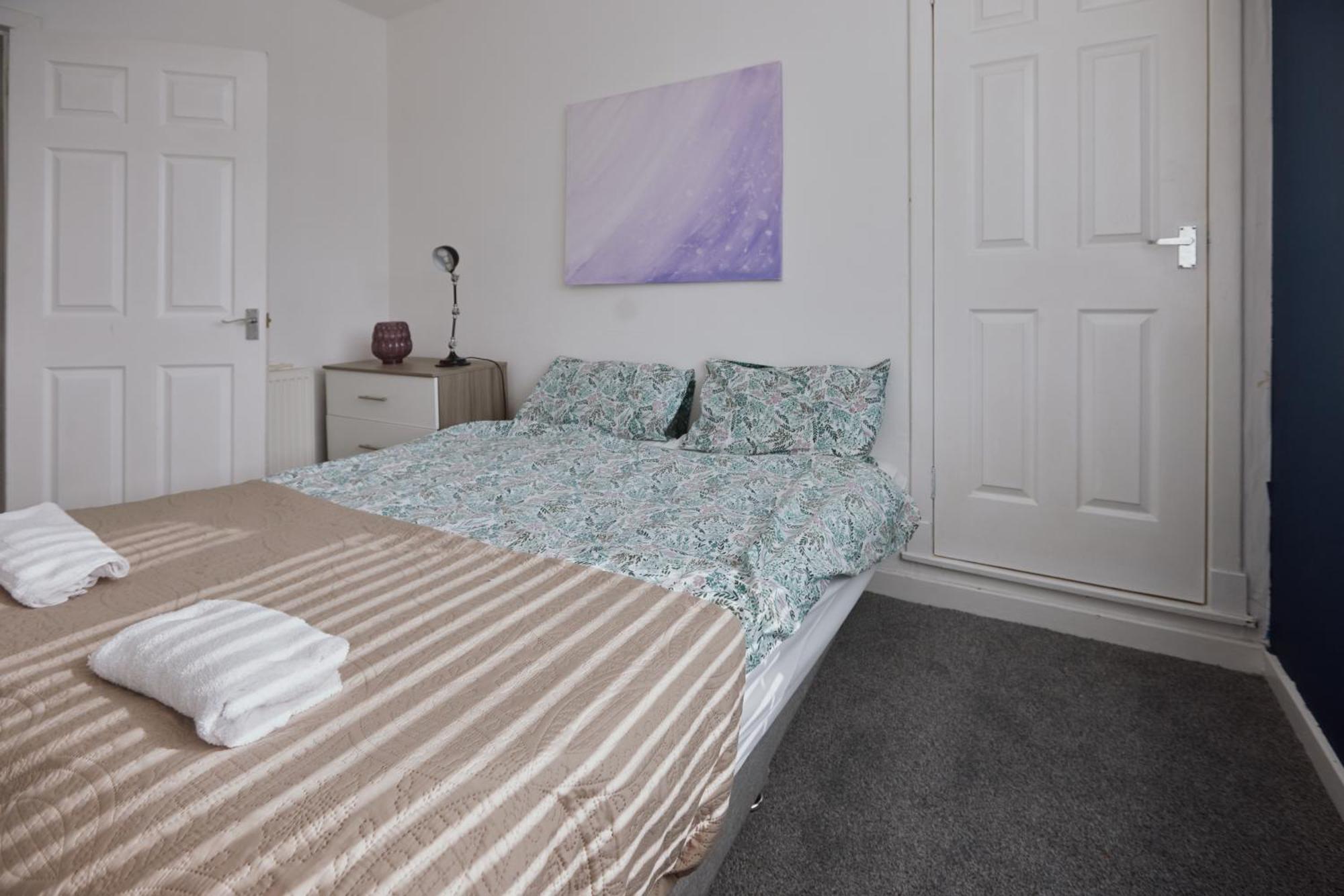 Modern And Vibrantly Designed Apartment Motherwell Luaran gambar