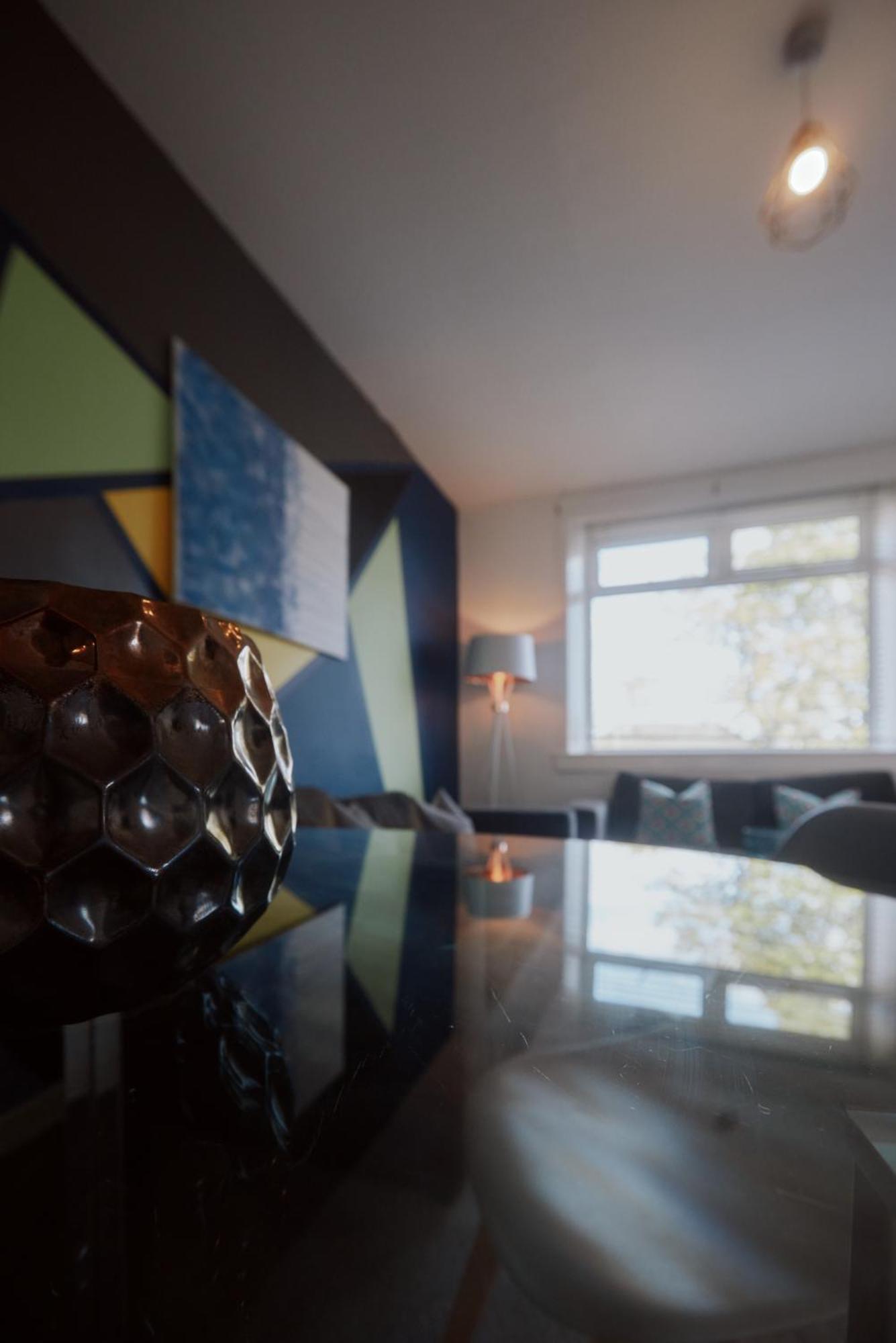Modern And Vibrantly Designed Apartment Motherwell Luaran gambar